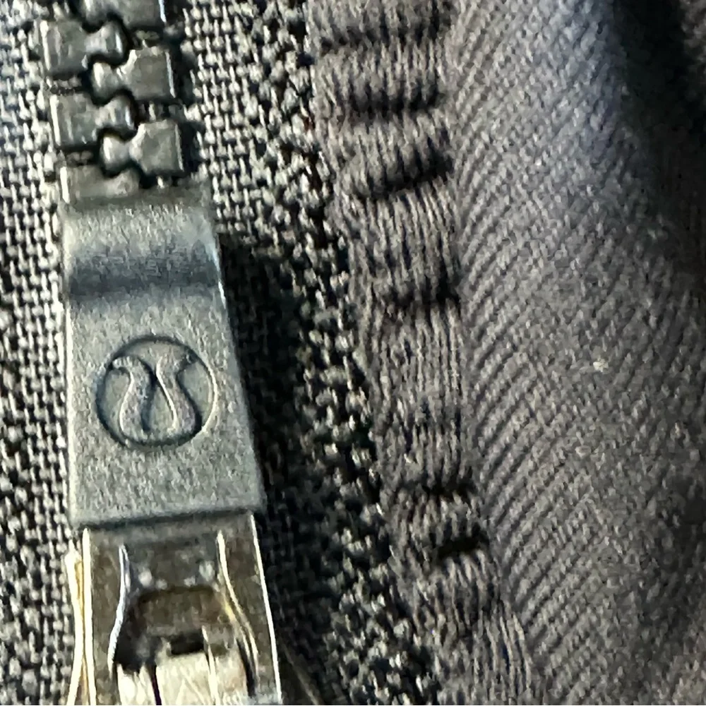 Lululemon Black and White Floral Front Leggings with Ruching Cuff in size‎ 4
